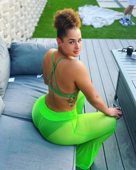 Naken läckt OnlyFans-bild av Janae Girard