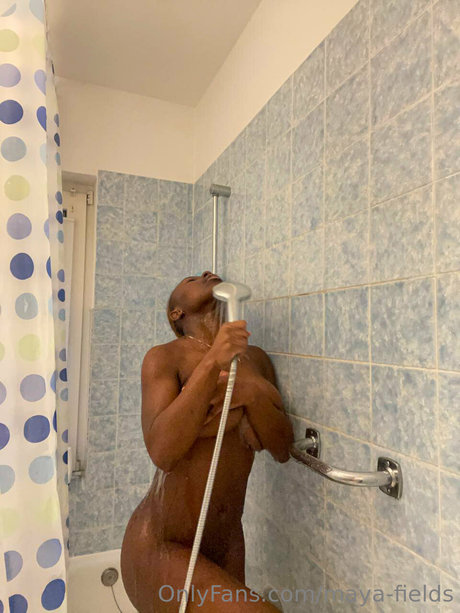 Alasti lekkinud OnlyFans-i pilt Maya Fields