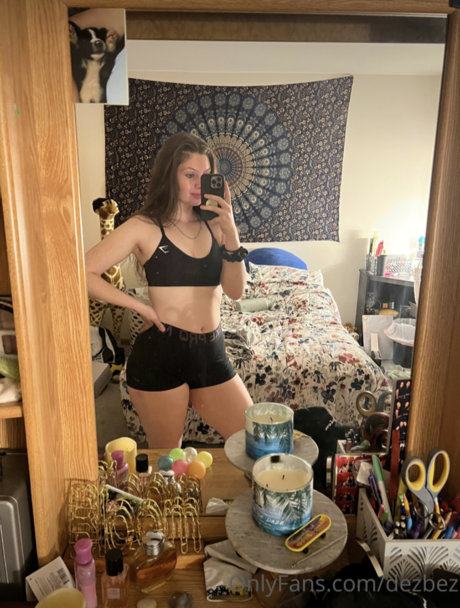 Обнаженная фотография утечки OnlyFans от Dezbez