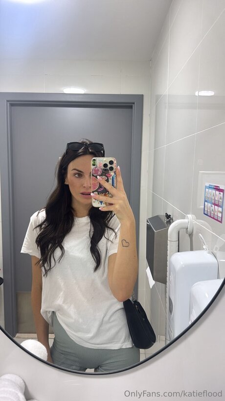 Naakte gelekte OnlyFans-foto van Katieflood
