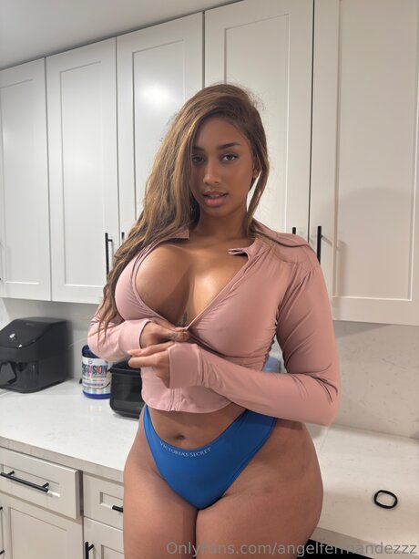 Alaston vuotanut OnlyFans-kuva Angelferrnandezzz