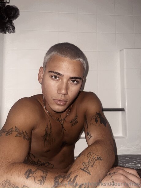 Nøgent lækket OnlyFans-billede af Darksidebennyfree