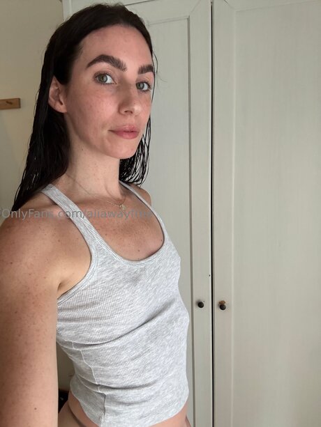 Naken läckt OnlyFans-bild av Aliawayfree