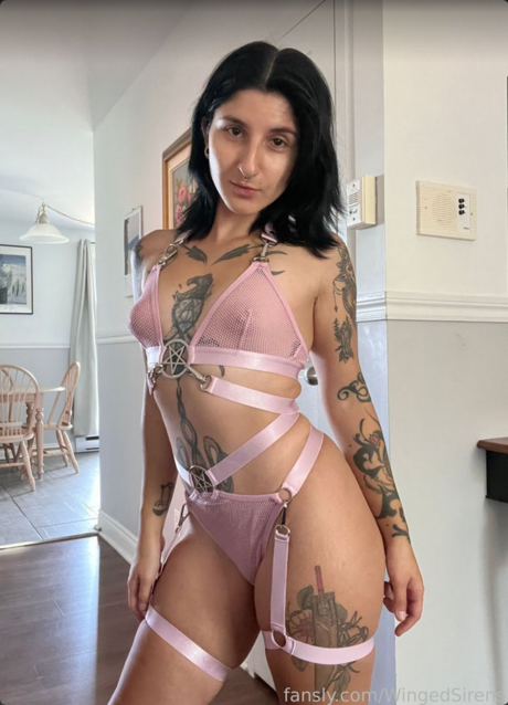 Naken lekkede OnlyFans-bilde av Winged Sirens