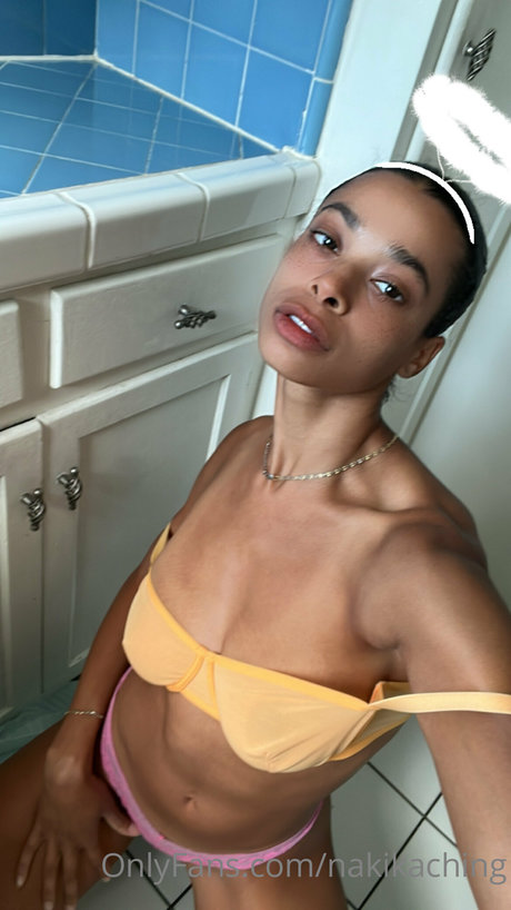 Naken lekkede OnlyFans-bilde av Naki Kaching