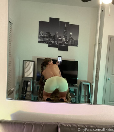 Naken lekkede OnlyFans-bilde av Allikkins