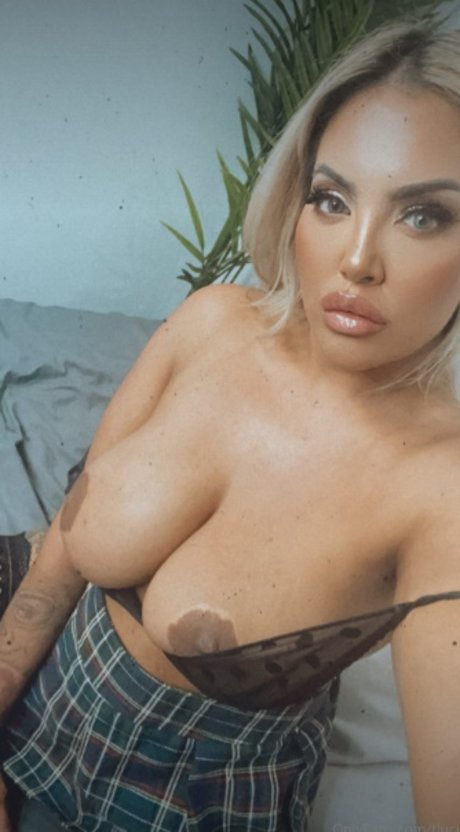 Alasti lekkinud OnlyFans-i pilt Tanya Lucie