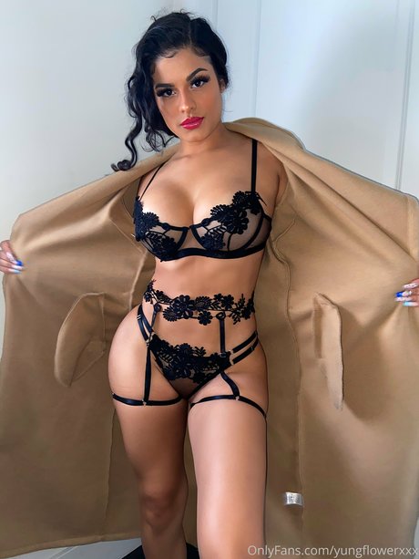 Naken läckt OnlyFans-bild av Young Flower