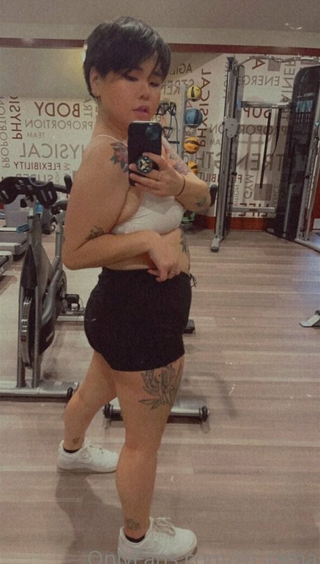 Naakte gelekte OnlyFans-foto van Zotama