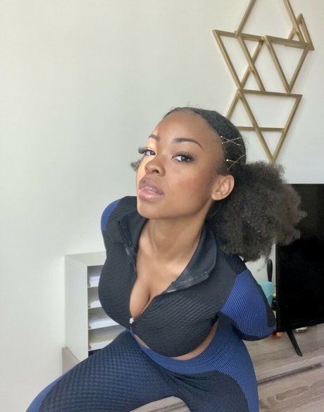 Naakte gelekte OnlyFans-foto van Zuribellarose