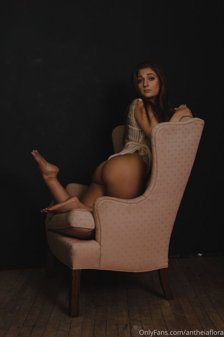 Alasti lekkinud OnlyFans-i pilt Antheia Flora