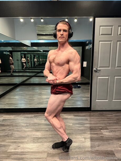 Naakte gelekte OnlyFans-foto van Artofanatomy
