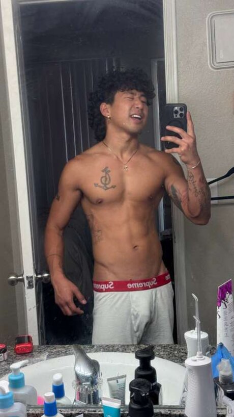 Nøgent lækket OnlyFans-billede af Thtoneazn