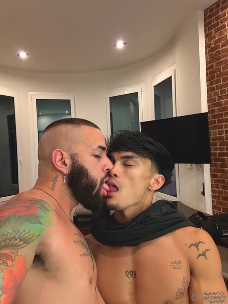 Naken läckt OnlyFans-bild av Guzdoes