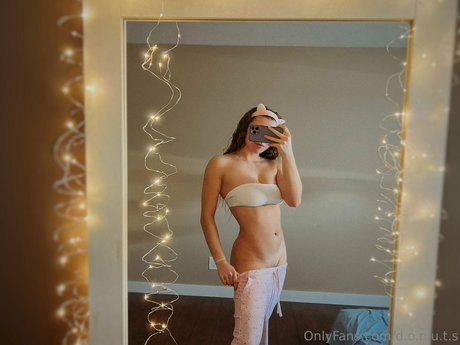 Alasti lekkinud OnlyFans-i pilt Duna D O N U T S