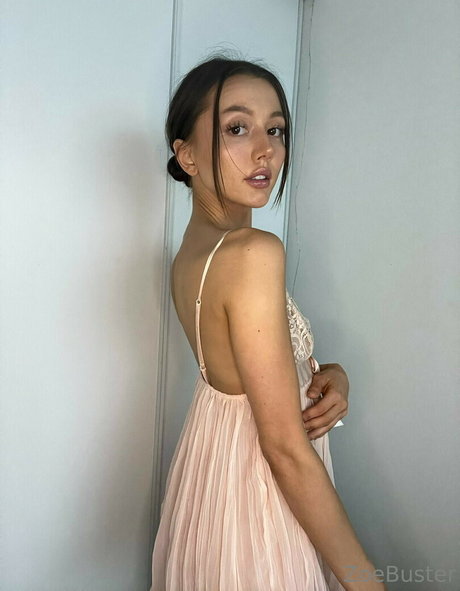 Alasti lekkinud OnlyFans-i pilt Zoebustard