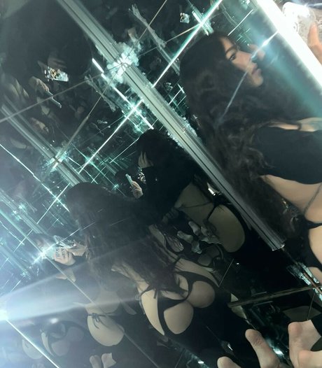 Naakte gelekte OnlyFans-foto van Estherng