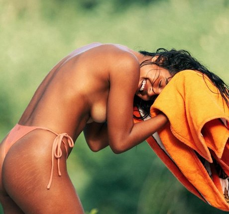 Nahá fotka uniklých OnlyFans od Julia Muniz Robinson