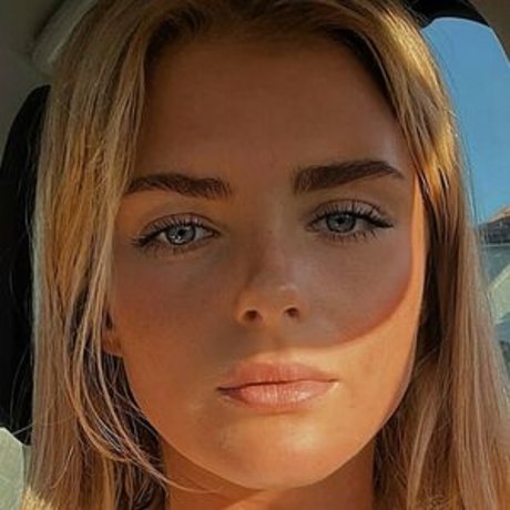 Naken lekkede OnlyFans-bilde av Emily Pool