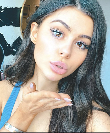 Nahá fotka uniklých OnlyFans od Azzyland