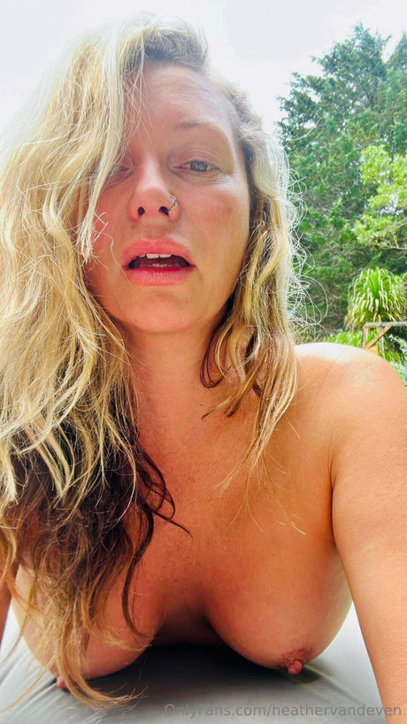 Nahá fotka uniklých OnlyFans od Heather Vandeven