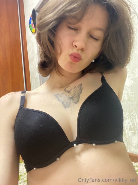 Naakte gelekte OnlyFans-foto van Vikky Op