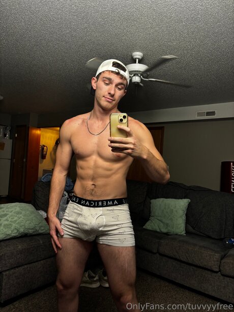 Naken läckt OnlyFans-bild av Tuvvyyfree