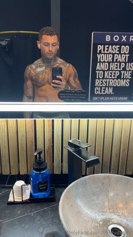 Naakte gelekte OnlyFans-foto van Taddydaddy