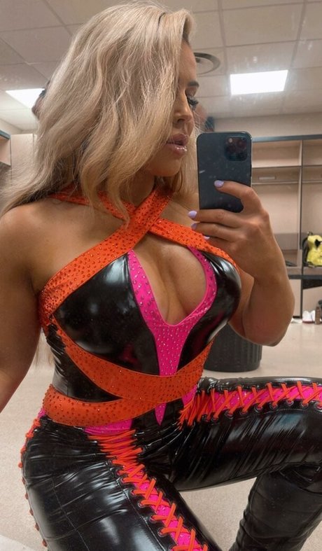 Naakte gelekte OnlyFans-foto van Natalya Neidhart
