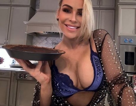 Naakte gelekte OnlyFans-foto van Natalya Neidhart