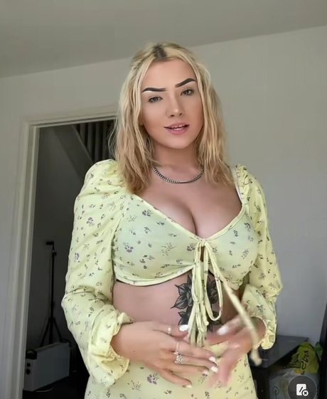 Nahá fotka uniklých OnlyFans od Mirrorgirlkim