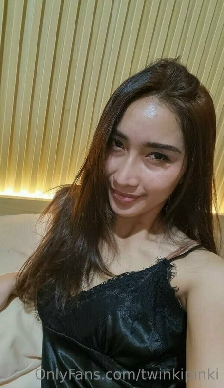Nacktes geleaktes OnlyFans-Foto von Twinkipinki