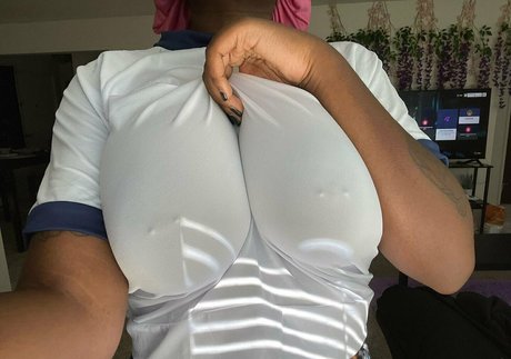 Nahá fotka uniklých OnlyFans od Emomask