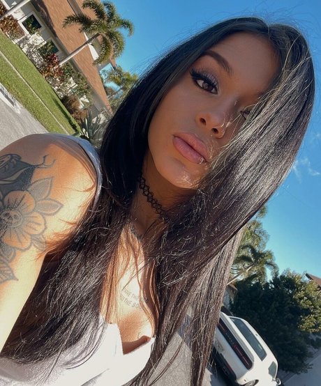 Cora Jade