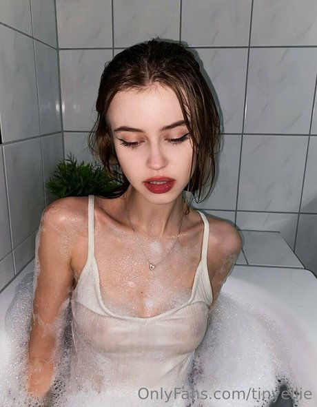 Nahá fotka uniklých OnlyFans od Tinyellie