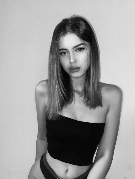Nahá fotka uniklých OnlyFans od Tinyellie
