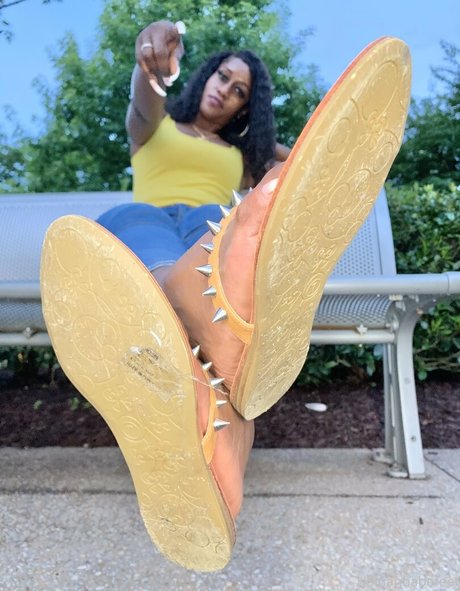 Naken läckt OnlyFans-bild av Haitianbabefeet