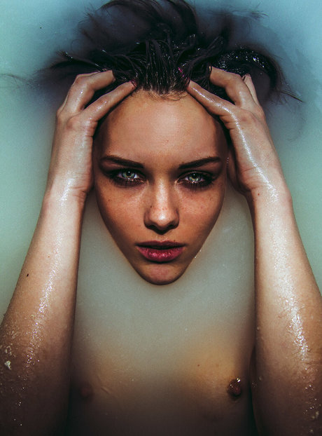 Nahá fotka uniklých OnlyFans od Mfrontmag