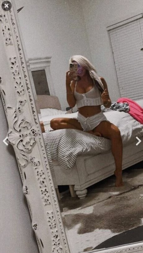 Naken läckt OnlyFans-bild av Sophie Swaney