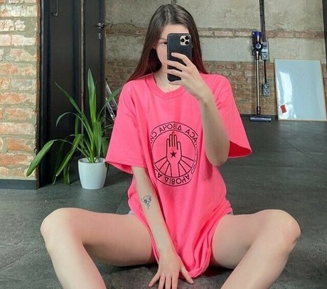 Naakte gelekte OnlyFans-foto van Aloona Larionova