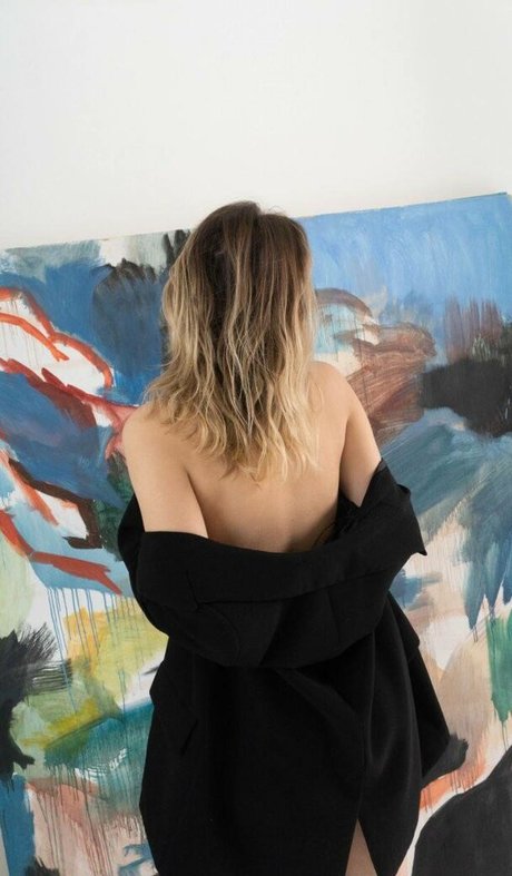 Naken lekkede OnlyFans-bilde av Nikolkoulen