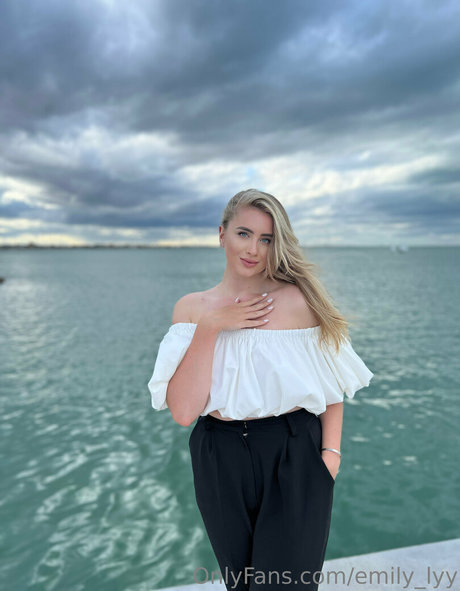 Nahá fotka uniklých OnlyFans od Emilylyy
