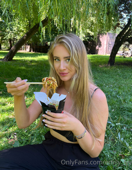 Naakte gelekte OnlyFans-foto van Emilylyy