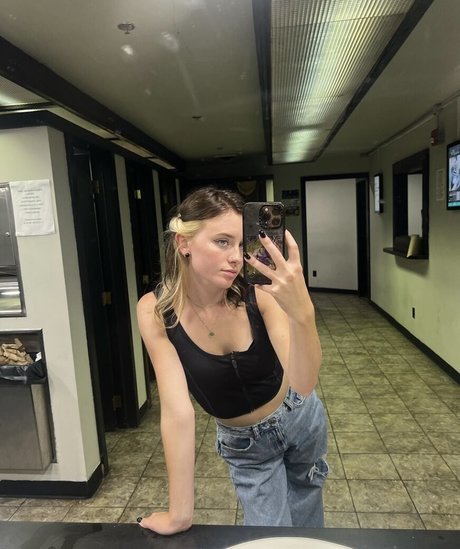 Naakte gelekte OnlyFans-foto van Audra Miller