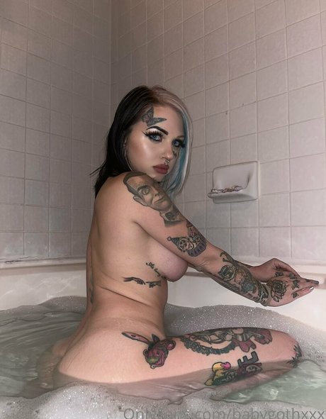 Foto di nudo di fuga di OnlyFans di Babygothxxx