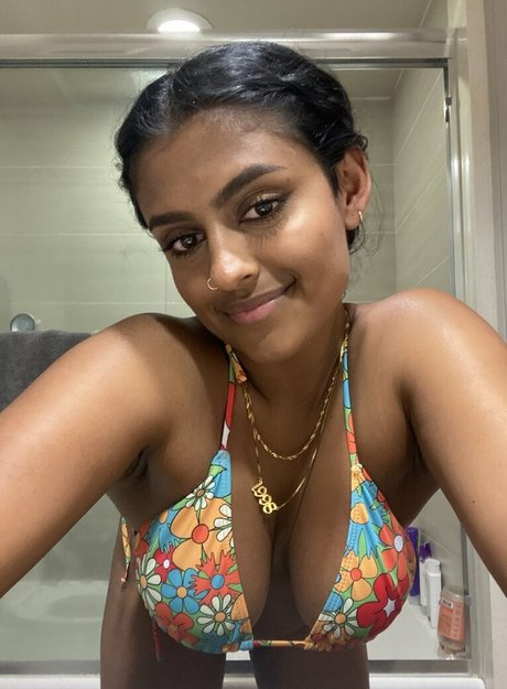 Nahá fotka uniklých OnlyFans od Yamini Nambimadom