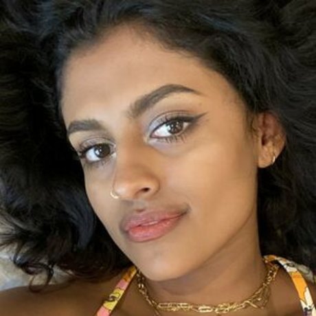 Naakte gelekte OnlyFans-foto van Yamini Nambimadom