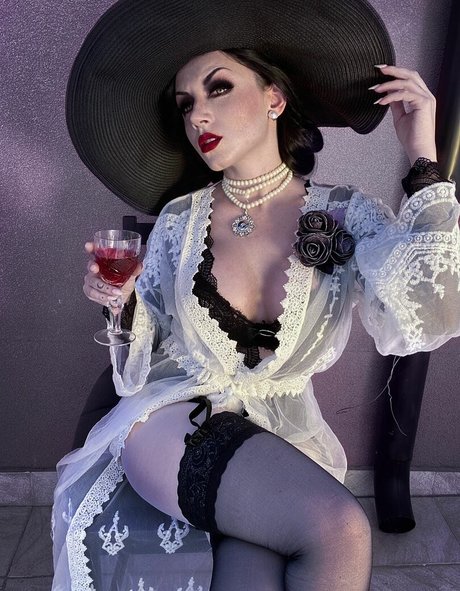 Ezy Summers Cosplay