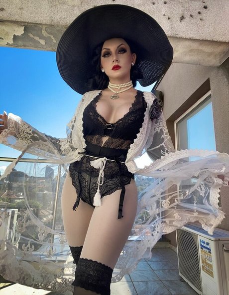 Ezy Summers Cosplay