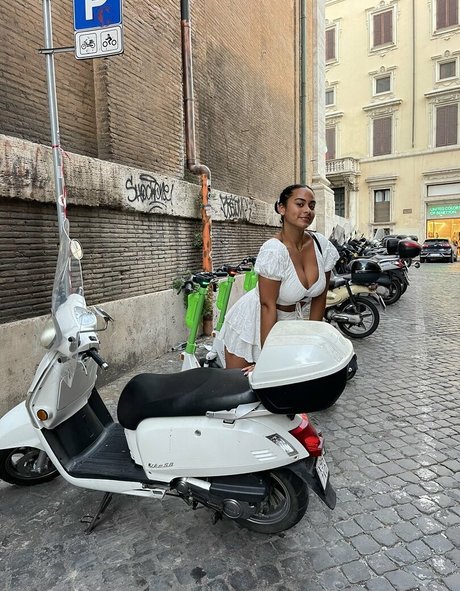 Nahá fotka uniklých OnlyFans od Raina Morris